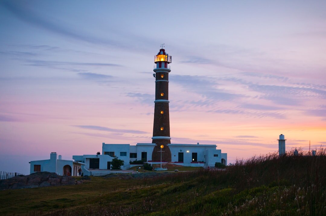 Faro de Punta del Este al atardecer junto al mar en Uruguay