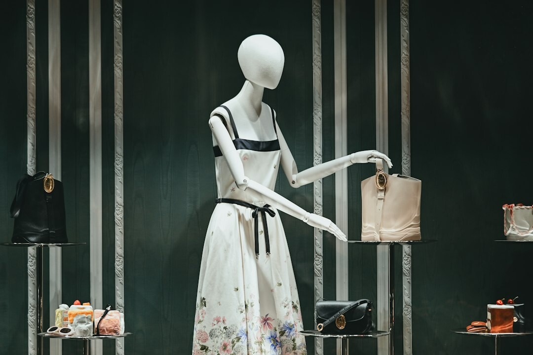 undercover detective luxury store