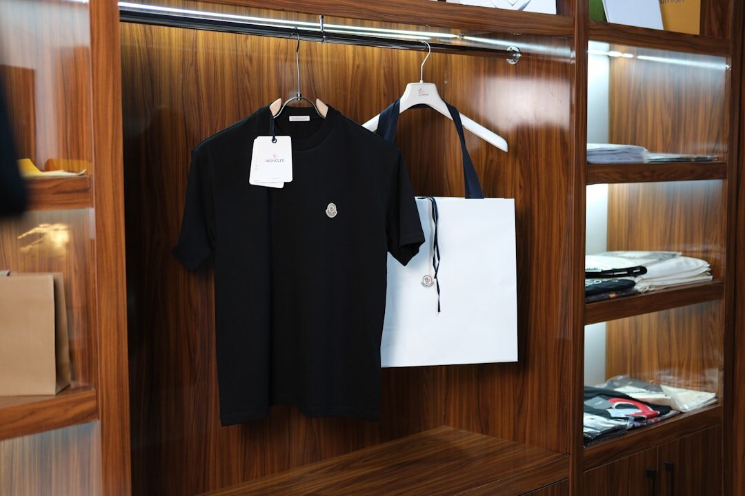 undercover detective in luxury store