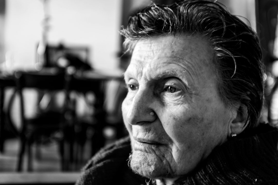 Retrato de una editora uruguaya de mediana edad en un estudio con fondo neutro