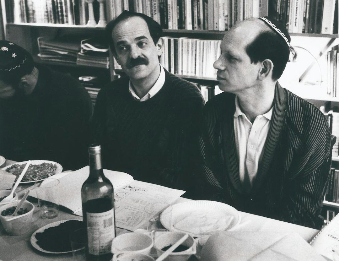 Equipo de escritores y editores uruguayos reunidos alrededor de una mesa de trabajo