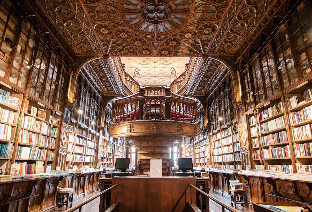 Antigua biblioteca de archivo con estanterias de libros y documentos historicos
