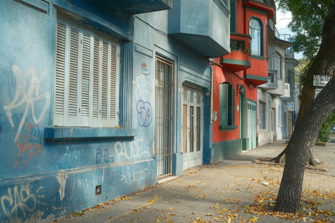 Edificios coloniales antiguos en una calle de la Ciudad Vieja de Montevideo